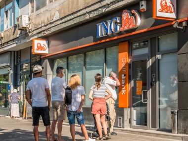 Bucuresti / Romanya - 08.18.2020: Koronavirüs salgınını önlemek ve durdurmak için ING Bank şubesinin önünde kuyrukta bekleyenler. Bükreş 'teki ING Bankası, Iuliu Maniu şubesi