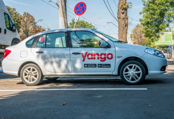 Bükreş / Romanya - 05.16.2020: Yango logosu beyaz boyalı bir arabaya kazındı. Yango, Bükreş sokaklarında at binme ya da selamlama hizmeti veriyor.