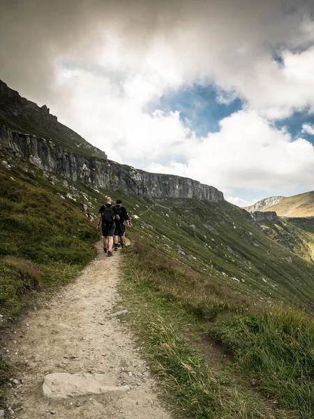 Wandelaars Het Pad Het Bucegi Gebergte Tegen Een Dramatische Lucht — Stockfoto