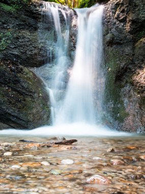 Romanya 'nın Piatra Mare (Büyük Kaya) dağlarındaki Yedi Merdiven Kanyonu yakınlarındaki şelale.