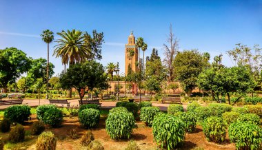 Marakeş / Fas - 09.29.2019: Marakeş yakınlarındaki güzel bir parktan Kasbah Camii manzarası
