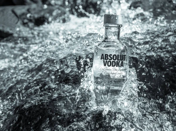 Brasov / Romanya - 08.28.2020: Bir dağ deresinin sularında bir şişe Absolut Votka