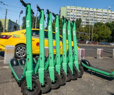 Bükreş / Romanya - 09.05.2020: Bükreş şehir merkezinde kiralık elektrikli scooterlar.
