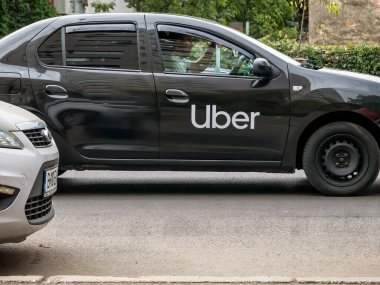 Bükreş / Romanya - 07.15.2020: Trafikte Uber 'in logosuna sahip araba.