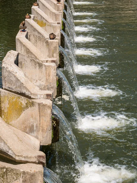 ルーマニア ブカレストのDambovita川の水ダム — ストック写真