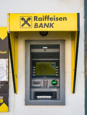 Bükreş / Romanya - 09.16.2020: Bükreş 'teki Raiffeisen bankası veya para makinesi ayrıntıları.
