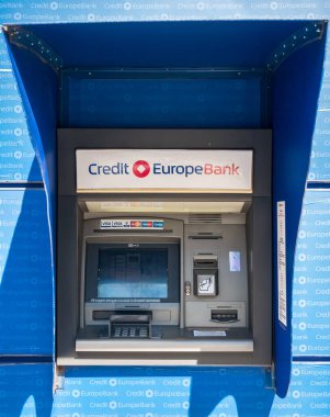 Bükreş / Romanya - 09.06.2020: Bükreş 'teki Kredi Avrupa bankası ATM veya nakit makinesiyle ayrıntılı.