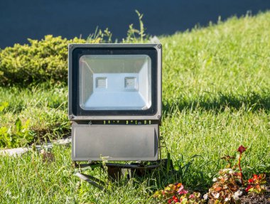 Açık hava elektrik kaynağı. Açık hava yön ışığı için LED lamba.