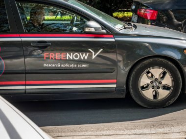 Bükreş / Romanya 09.05.2020: Alman ulaşım platformunun logosu FreeNow siyah bir otomobilde basıldı.
