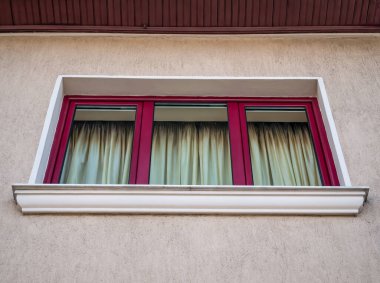 Bir binanın yalıtılmış bordo pencereleri.