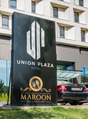 Bükreş / Romanya - 07.15.2020: Bükreş şehir merkezinde bir Maroon restoran tabelası