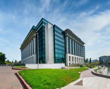 Bükreş / Romanya - 07.15.2020: Dambovita nehri üzerindeki Romanya Ulusal Kütüphanesi ile görüş.