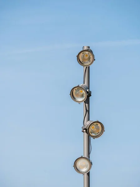 Metallstange Mit Scheinwerfern Oder Glühbirnen Vor Blauem Himmel Led Lampe — Stockfoto