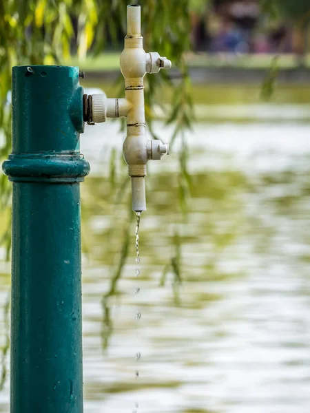 Вода Капает Крана Капля Воды Вблизи Размытым Водным Фоном — стоковое фото