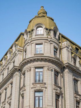 Bükreş 'te yenilenmiş eski bir vintage bina. Eski mimari ile detaylar.