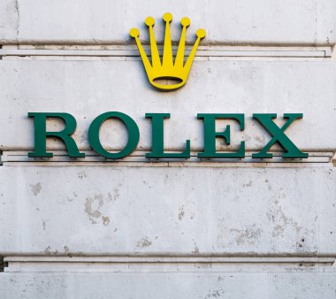 Bükreş / Romanya - 09.27.2020: Bükreş 'teki eski bir binanın Rolex logosu. Rolex SA, Cenevre merkezli İsviçreli lüks saat üreticisi.