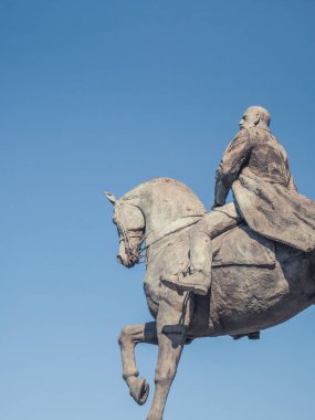 Bükreş / Romanya - 09.05.2020: Bükreş Merkez Üniversitesi Kütüphanesi ve Üniversite Vakfı önündeki Kral I. Carol Heykeli.
