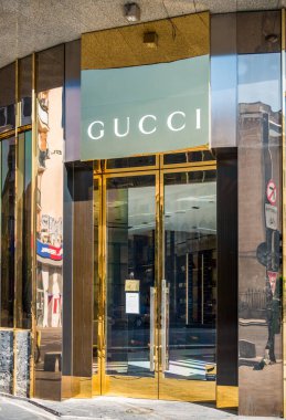Bükreş / Romanya - 09.27.2020: Bükreş 'in merkezinde Gucci deposu. Gucci mağazasının girişindeki altın kapılar..
