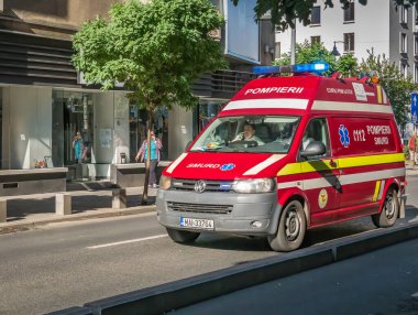 Bükreş / Romanya - 09.27.2020: Trafikte SMURD ambulansı. SMURD, Romanya merkezli bir acil kurtarma hizmeti