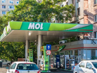 Bükreş / Romanya - 09.27.2020: Bükreş 'teki Moll akaryakıt istasyonu. MOL grubu uluslararası petrol ve doğalgaz şirketi logosu