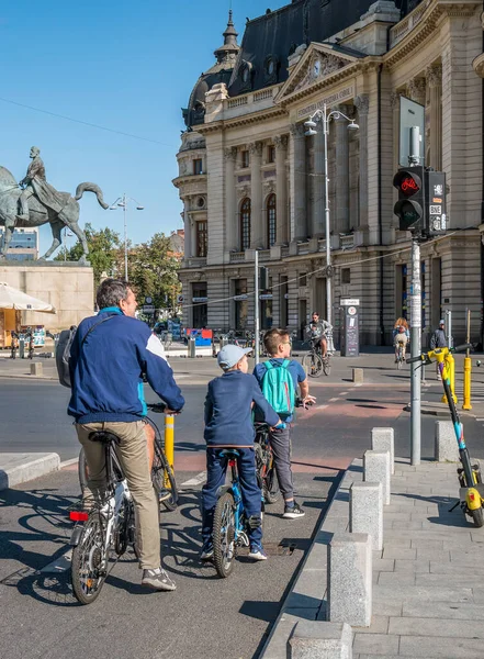 Bucharest Romania 2020 Father Kids Bicycles Waiting Stop Light Victoriei — Stock Photo, Image