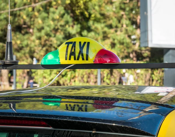 Romanya Nın Bükreş Kentinde Bir Arabanın Tepesinde Işıklı Taksi Tabelası — Stok fotoğraf