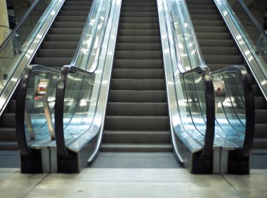 Bükreş 'teki bir metro istasyonunda modern yürüyen merdiven. Merdivenleri çıkıyorum..