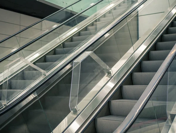 Escalada Moderna Uma Estação Metrô Bucareste Subindo Escadas — Fotografia de Stock