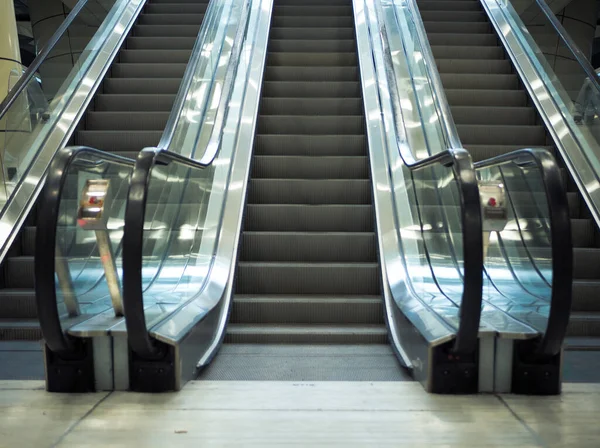 Bükreş Teki Bir Metro Istasyonunda Modern Yürüyen Merdiven Merdivenleri Çıkıyorum — Stok fotoğraf