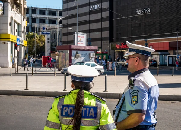 Bucareste Romênia 2020 Policiais Romenos Supervisionando Tráfego Centro Bucareste Praça — Fotografia de Stock