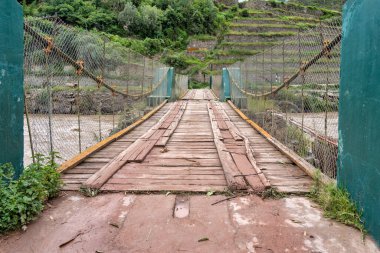 Peru 'nun kutsal vadisi Ollantaytambo' daki Urubamba Nehri üzerindeki Puente İnka (İnka köprüsü) manzarası