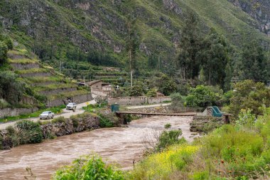 Peru 'nun kutsal vadisi Ollantaytambo' daki Urubamba Nehri üzerindeki Puente İnka (İnka köprüsü) manzarası