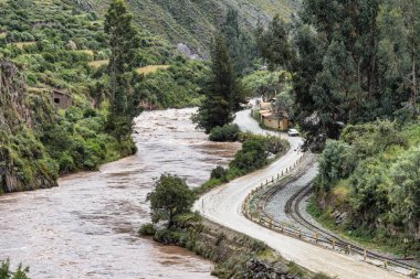 Ollantaytambo kasabası Peru ile birlikte kutsal vadiden akan Urubamba nehrinin manzarası..
