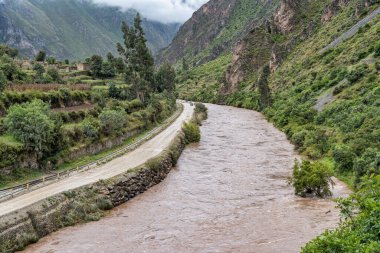 Ollantaytambo kasabası Peru ile birlikte kutsal vadiden akan Urubamba nehrinin manzarası..