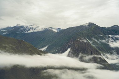 And Dağları 'nın manzaralı dramatik manzarası Chicaqata Yürüyüşü' nden alındı ve Peru, Ollantaytambo yakınlarındaki Inti Punku Güneş Kapısı 'na çıkıyor..