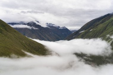 And Dağları 'nın manzaralı dramatik manzarası Chicaqata Yürüyüşü' nden alındı ve Peru, Ollantaytambo yakınlarındaki Inti Punku Güneş Kapısı 'na çıkıyor..