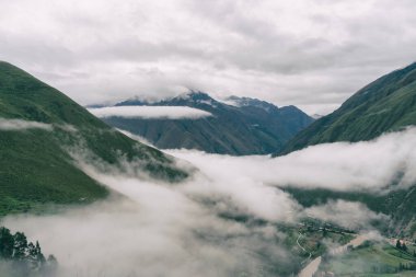 And Dağları 'nın manzaralı dramatik manzarası Chicaqata Yürüyüşü' nden alındı ve Peru, Ollantaytambo yakınlarındaki Inti Punku Güneş Kapısı 'na çıkıyor..