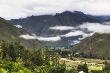And Dağları 'nın manzaralı dramatik manzarası Chicaqata Yürüyüşü' nden alındı ve Peru, Ollantaytambo yakınlarındaki Inti Punku Güneş Kapısı 'na çıkıyor..