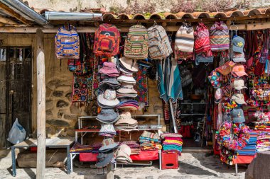Ollantaytambo Arkeoloji Alanı 'nın girişindeki geleneksel Peru hediyelik eşya dükkanı