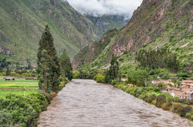 Ollantaytambo kasabası Peru ile birlikte kutsal vadiden akan Urubamba nehrinin manzarası..