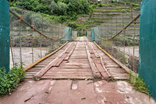 Peru 'nun kutsal vadisi Ollantaytambo' daki Urubamba Nehri üzerindeki Puente İnka (İnka köprüsü) manzarası
