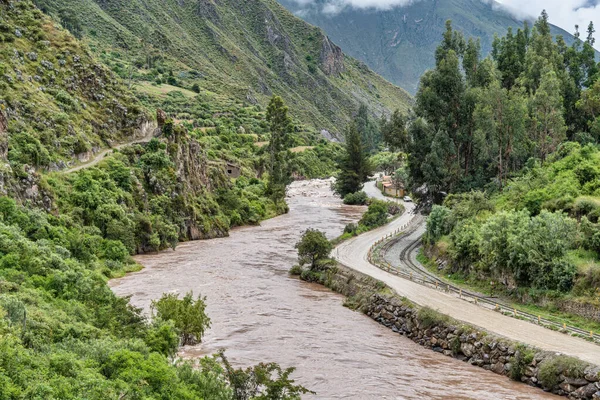 Ollantaytambo kasabası Peru ile birlikte kutsal vadiden akan Urubamba nehrinin manzarası..