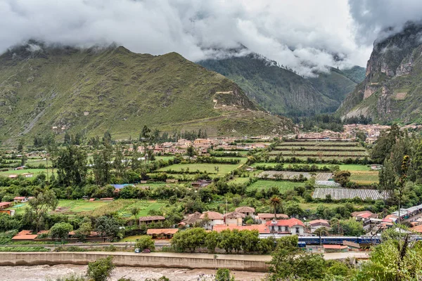 İnkalar 'ın kutsal vadisinde, Ollantaytambo kasabasıyla yukarıdan manzara manzarası, Peru