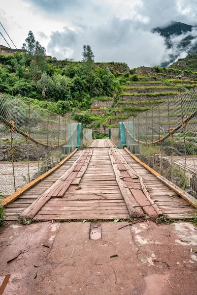 Peru 'nun kutsal vadisi Ollantaytambo' daki Urubamba Nehri üzerindeki Puente İnka (İnka köprüsü) manzarası