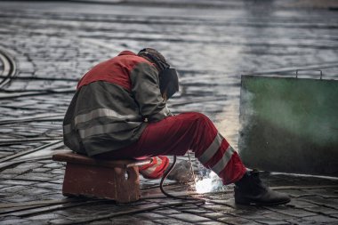 Tramvay raylarını kaynak yapan işçi.