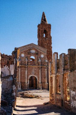 Savaş sırasında terk edilmiş antik bir kasabanın kalıntıları.