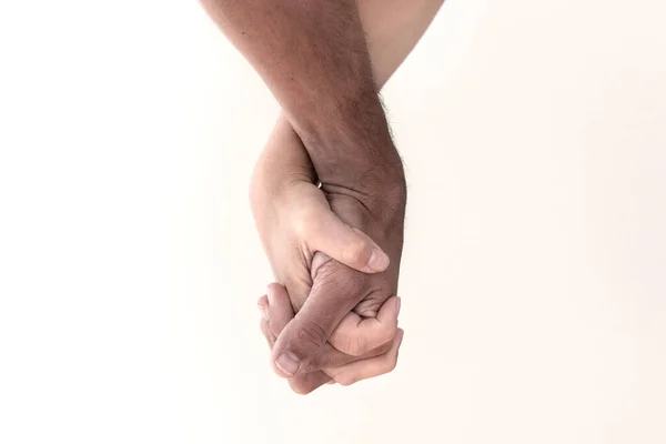 Anti-racismo e símbolo de amizade. Branco, casal preto de mãos dadas — Fotografia de Stock
