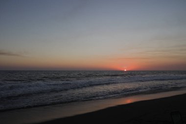 Turuncu güneş okyanusun ortasında kayboldu..