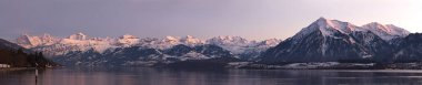 Göl ve dağların panoramik manzarası.
