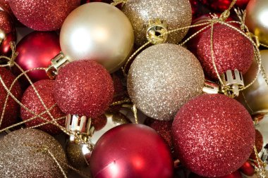 Kırmızı ve altın noel baloları.